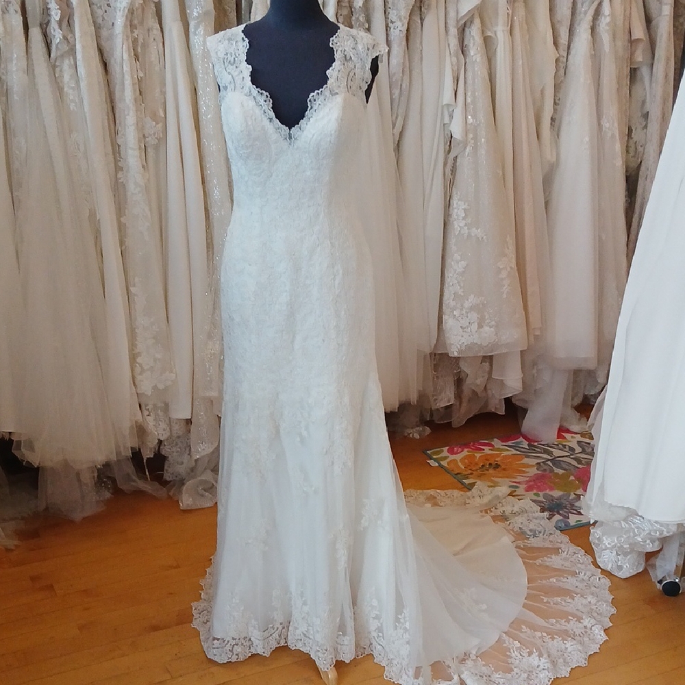 Elegant White Lace Wedding Dress